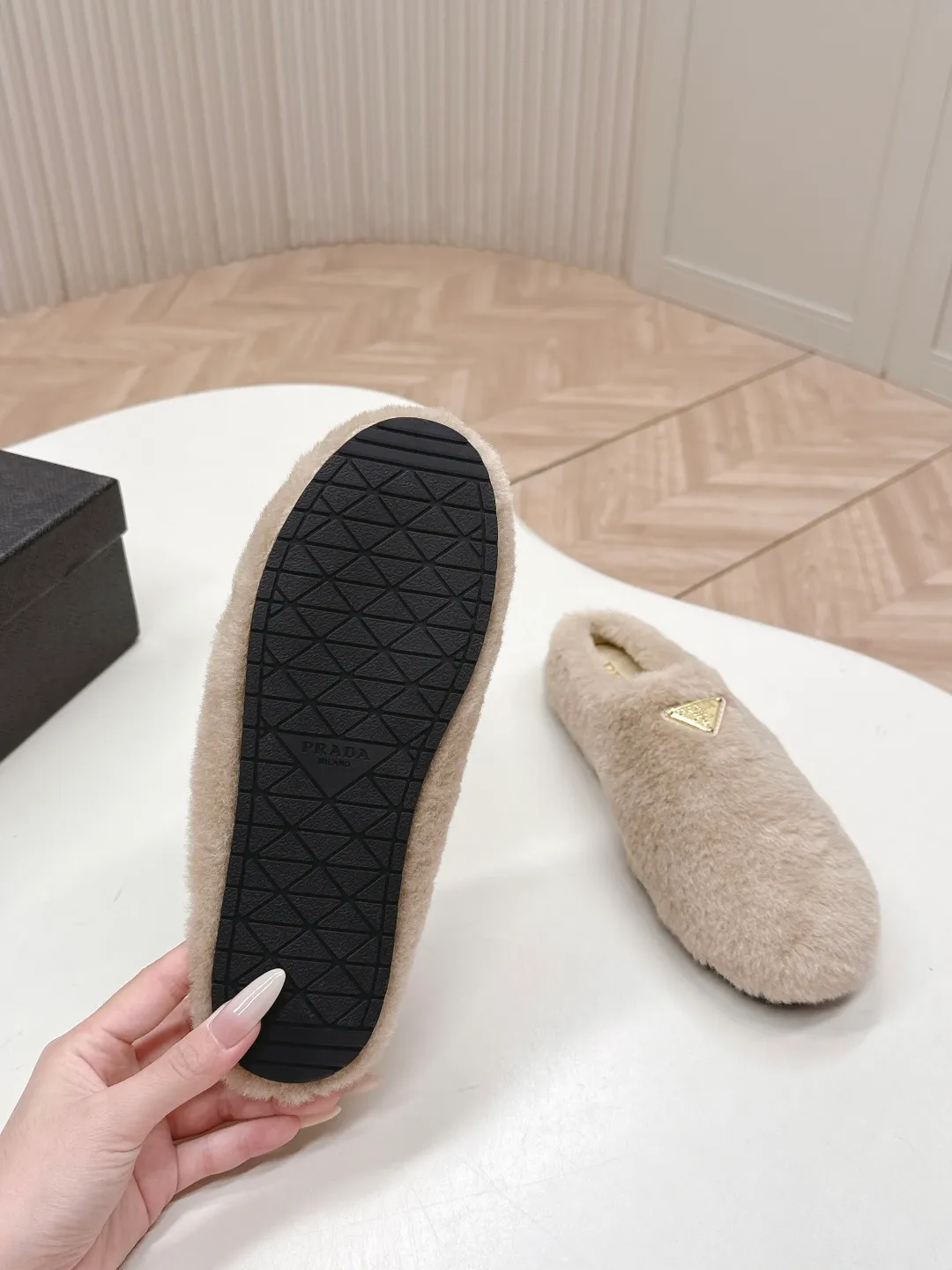 👟👟Ex-factory price 520👟👟 Prada prada25 autumn and winter furry slippers series, half-slip wool slippers, classic triangle buckle, comfortable, cute, cute, fashionable, elegant and versatile, the wool is comfortable and soft, awakening the warmth of autumn and winter. Let you walk comfortably from morning to night. Pair it with socks to easily cope with the changing seasons. Wool, sheep pattern lining, original outsole! 35-40 yards